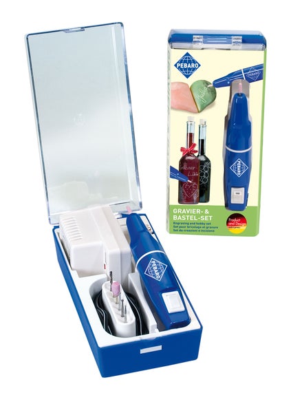 Pebaro Gravier und Bastelset mit Graviergerät, Netzteil und verschiedenen Aufsätzen in einer Kunststoffaufbewahrungsbox.