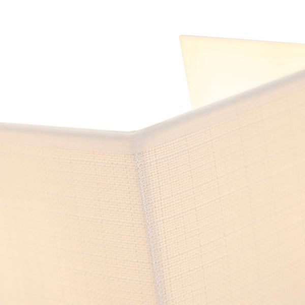 Nahaufnahme eines eckigen Lampenschirms aus Textil mit feiner Webstruktur.