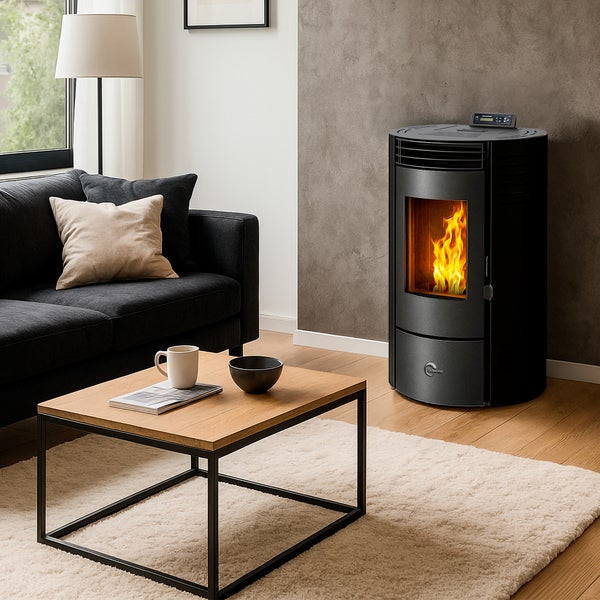 Modernes helles Wohnzimmer mit schwarzem runden Pelletofen mit Feuer, dunklem Sofa und Holztisch auf weichem hellen Teppich.