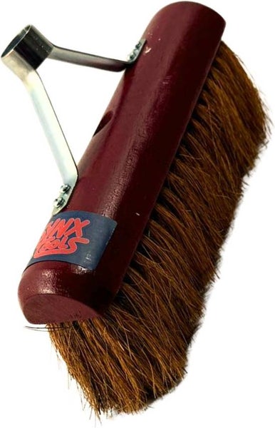 Bürste mit Holzgriff und Metallhalterung