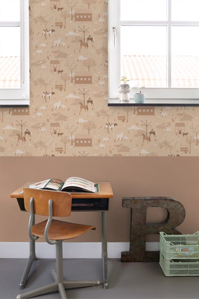 Raumansicht mit Tapete mit Bauernhofmotiven, Schreibtisch und Stuhl