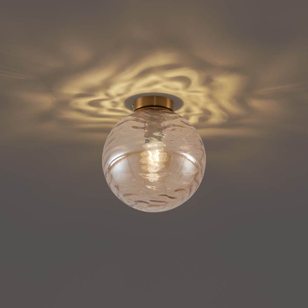 Deckenleuchte mit transparentem Glas und dekorativen Lichteffekten an der Decke