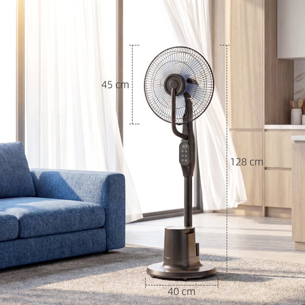 Standventilator in einem hellen Wohnzimmer mit Maßangaben: Gesamthöhe 128 Zentimeter, Kopfdurchmesser 45 Zentimeter, Standfuß 40 Zentimeter.