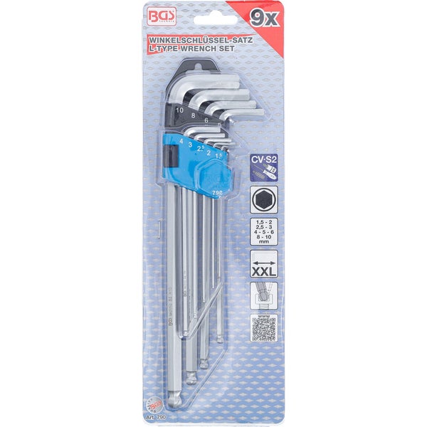 Kinderspielturm aus Holz mit Spielhaus, Rutsche, Schaukel und Kletterwänden mit Klettersteinen und Seil.