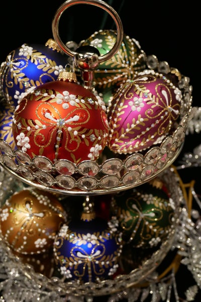 Glaskugelsortiment Glanz & Gloria, Gold/Rot/Blau/Grün/Purpur Satin mit Strass, 9-teilig, 8 Kugeln , 1 Ei , 8-10cm, 9 Stck., Weihnachtsbaumkugeln, Christbaumschmuck, Weihnachtsbaumanhänger