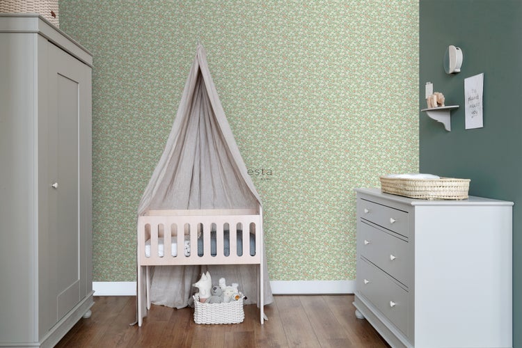 Helles Kinderzimmer mit floraler Tapete, Babybett mit Baldachin und grauen Möbeln für eine freundliche Atmosphäre.