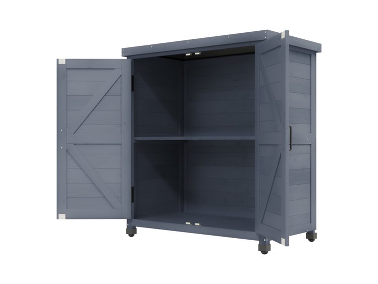 Gartenschrank aus Holz in Grau mit zwei geöffneten Flügeltüren und einem Einlegeboden.