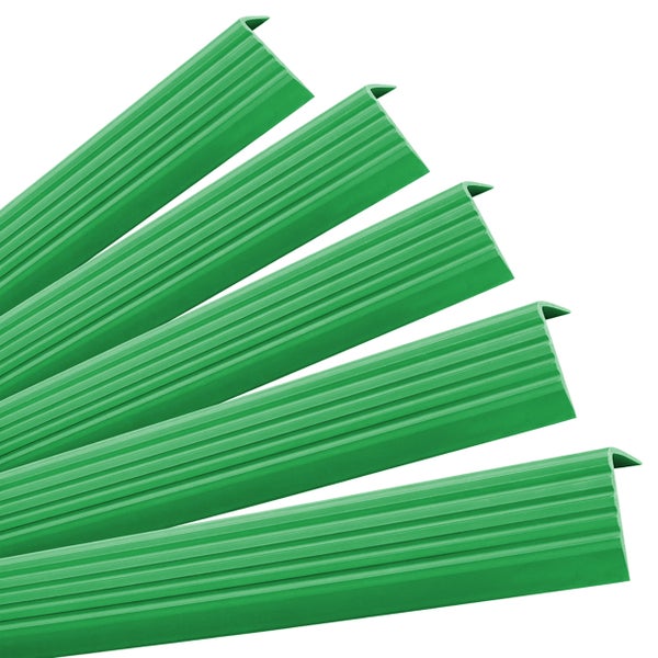 Mehrere grüne Rasenkanten aus Kunststoff