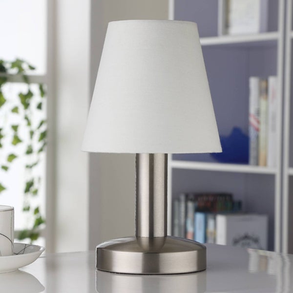 Moderne Tischleuchte mit weißem Stoffschirm und rundem Metallfuß in Nickel matt.