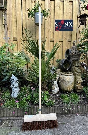 Bürste mit Holzstiel im Garten