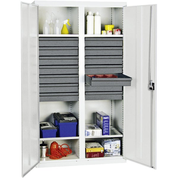 Werkstattschrank aus Metall mit zwei offenen Türen, zahlreichen grauen Schubladen und Regalfächern, gefüllt mit Werkzeug, Flaschen und Zubehör.