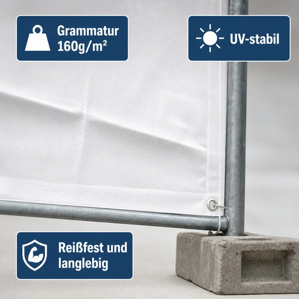 Weiße Gewebeplane mit Infografik zu Grammatur 160 Gramm pro Quadratmeter, UV Beständigkeit sowie Reißfestigkeit und Langlebigkeit am Metallgestell.