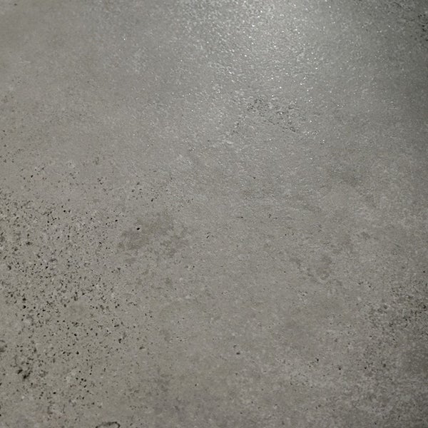 Fliese mit täuschend echter Betonoptik und strukturierter Oberfläche für Wand und Boden.