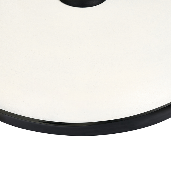 Nahaufnahme einer runden Deckenleuchte mit weißer strukturierter Oberfläche und schwarzem Rahmen.