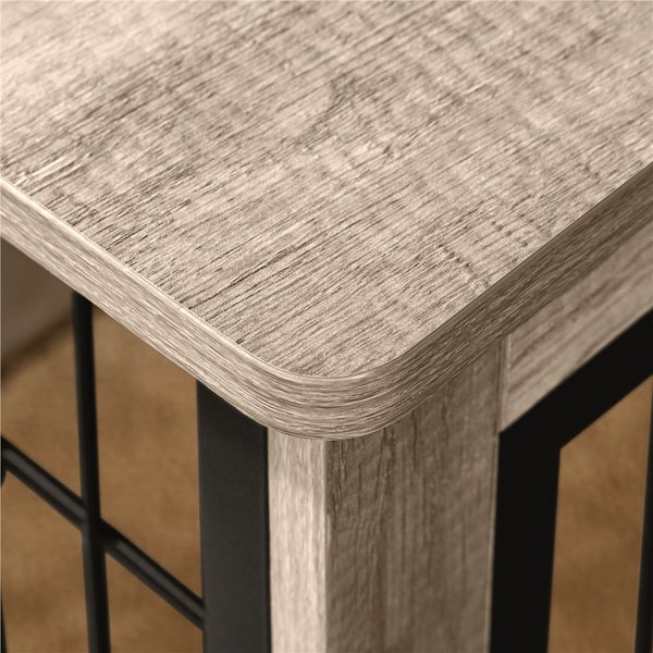 Detailansicht einer Tischplatte mit Holzstruktur und abgerundeter Kante, gestützt von einem schwarzen Metallgestell