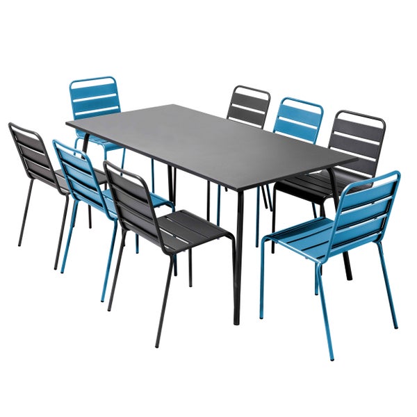 Gartenmöbel Set bestehend aus einem rechteckigen Tisch und acht Metallstühlen mit Lattendesign in Dunkelgrau und Blau.