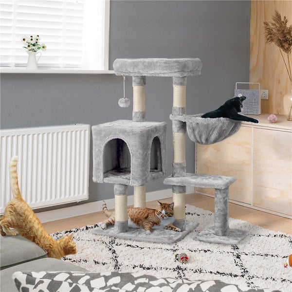 Grauer Katzenkratzbaum mit mehreren Ebenen und Katzen