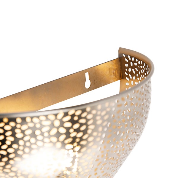 Detailaufnahme einer perforierten Wandleuchte