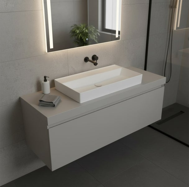 Modernes Badezimmer mit Waschtisch, Aufsatzwaschbecken und beleuchtetem Spiegel