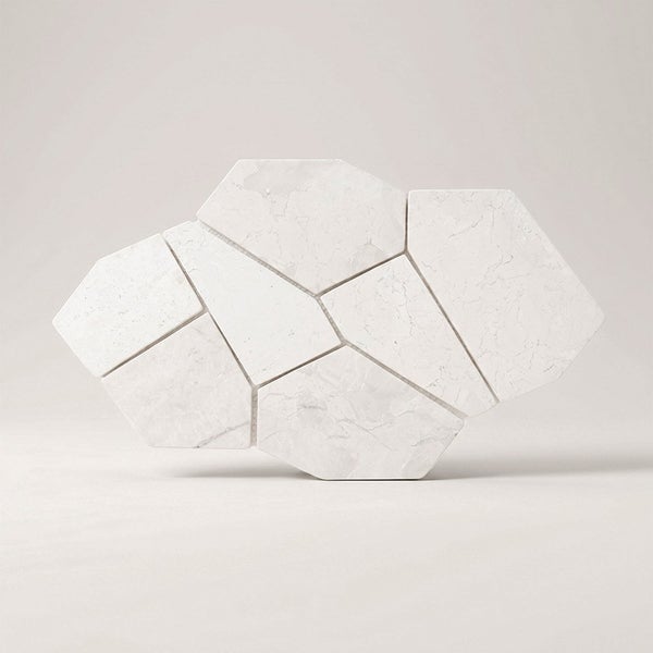 Naturstein Mosaikfliesen in polygonaler Form aus hellem Stein für eine moderne Wand oder Bodenverkleidung.
