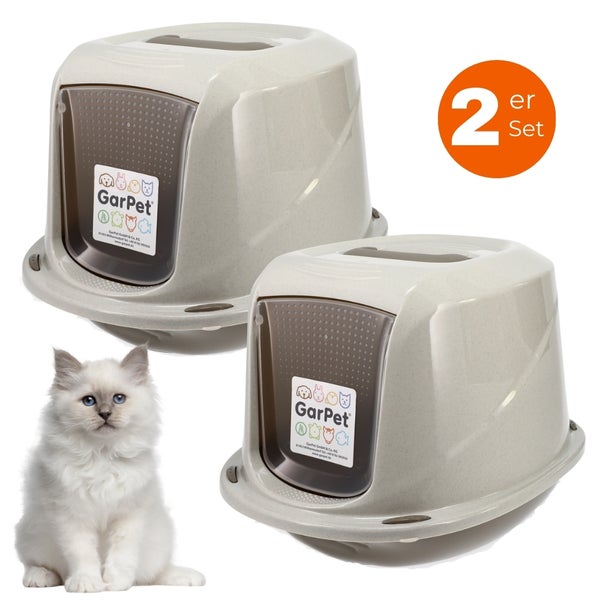 Zwei Katzentoiletten-Sets mit Schwingtür und einer Katze