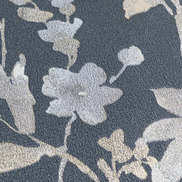 Strukturierte Vliestapete mit floralem Blumenmuster auf matter Oberfläche.
