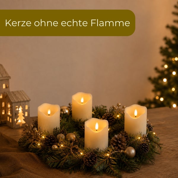 Adventskranz dekoriert mit vier flammenlosen LED-Kerzen, Tannenzweigen, Zapfen und Weihnachtskugeln auf einem Holztisch.
