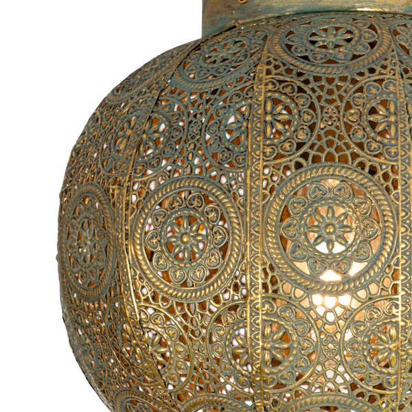 Nahaufnahme einer gemusterten Metalllaterne.