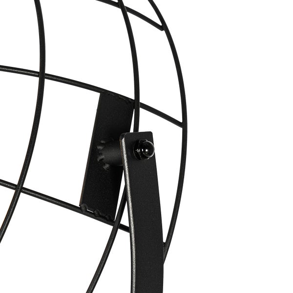 Detailansicht einer schwarzen Drahtleuchte mit Befestigung