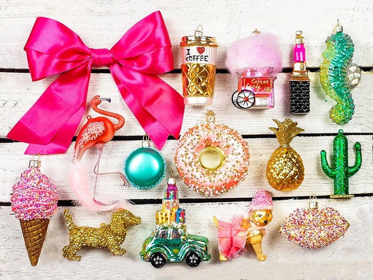Verschiedene Weihnachtskugel Anhänger in bunten Formen wie Flamingo, Donut, Ananas und Kaktus als weihnachtliche Dekoration.