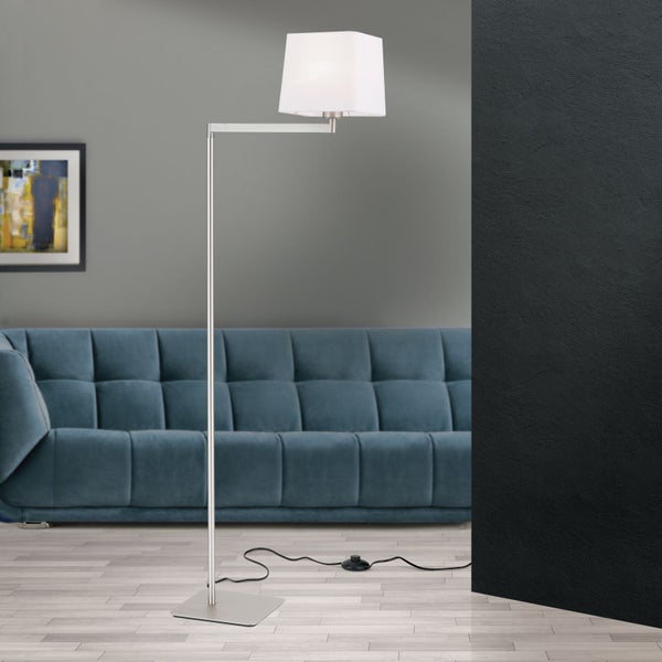 Stehlampe mit rechteckigem Schirm in einem Wohnzimmer
