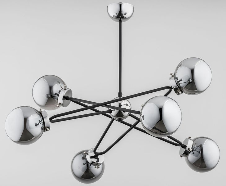 Moderne Deckenleuchte mit sechs sphärischen Glaskugeln an einer schwarzen Metallhalterung.