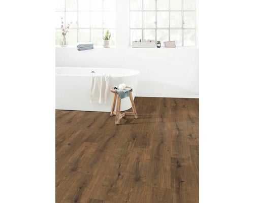 Badezimmer mit Badewanne und verlegtem Laminatboden in Holzoptik