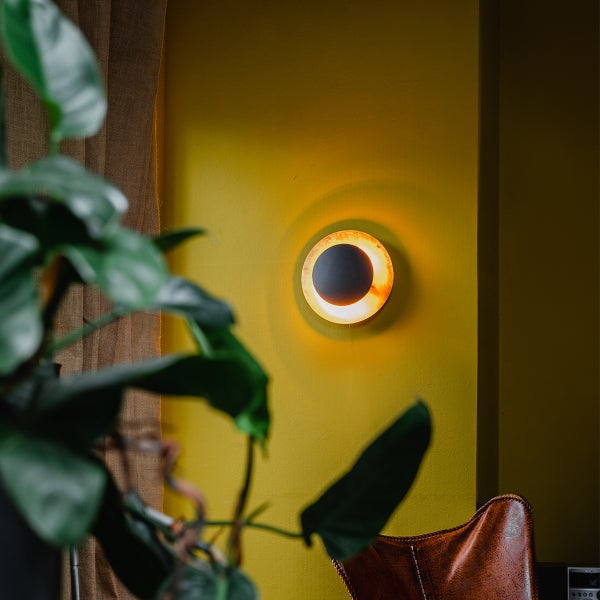 An der Wand montierte runde Leuchte mit indirektem Licht