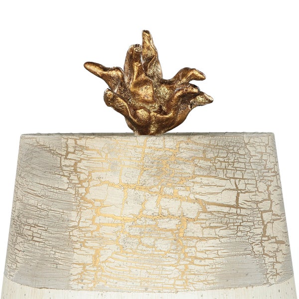 Detail einer Tischleuchte mit Lampenschirm und dekorativer Verzierung