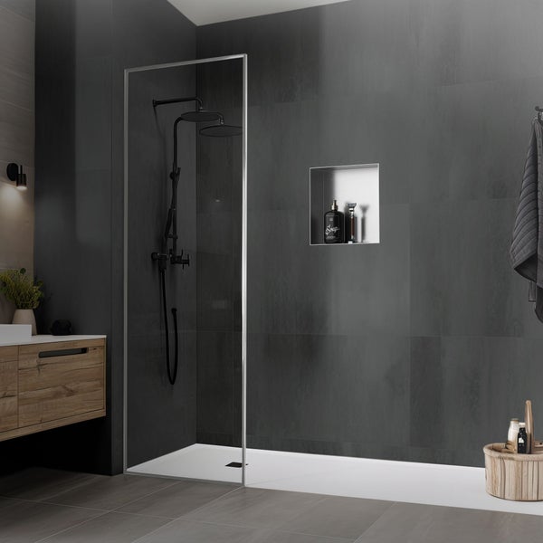 Moderne begehbare Dusche mit Glaswand Duscharmatur und Wandnische in einem Badezimmer mit dunklen Fliesen und Holzwaschtisch