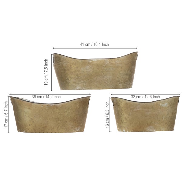 Dreiteiliges Set Pflanzgefäße aus Metall in Bootform mit den Maßen 41 mal 19, 36 mal 17 und 32 mal 16 Zentimeter.