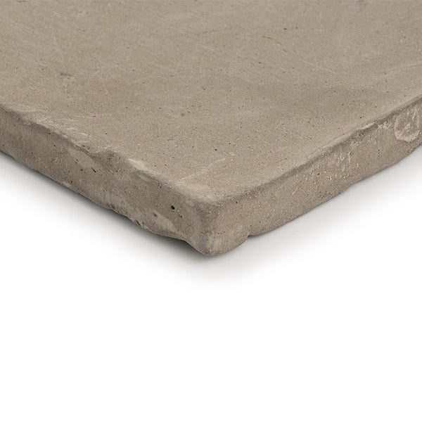 Quadratische Gehwegplatte aus Beton mit strukturierter Oberfläche und unregelmäßiger Kante