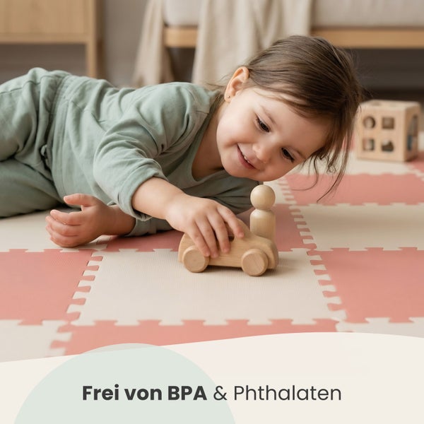 Kind spielt mit Holzauto auf einer BPA- und phthalatfreien Puzzlematte aus Schaumstoff.