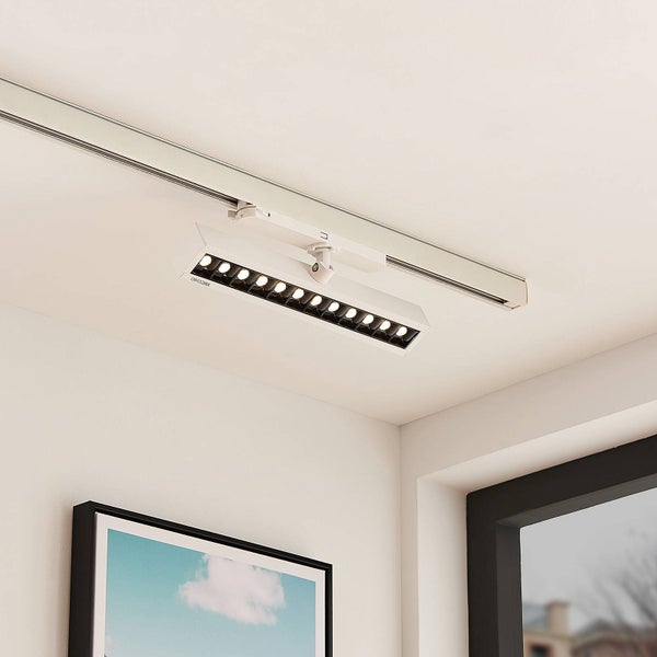 Weißes Schienensystem mit einem rechteckigen LED-Strahler an der Decke montiert.