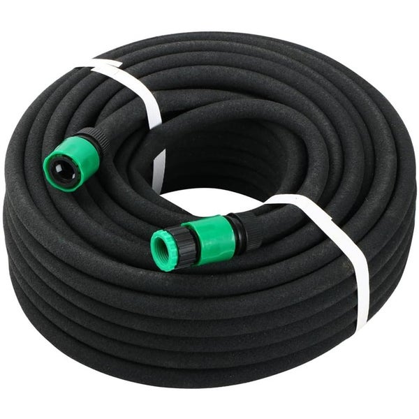 Aufgerollter Gartenschlauch mit Anschlussstücken