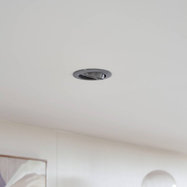 Runder Einbaustrahler aus Metall, in die Decke eingelassen.