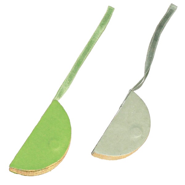 Zwei Schleifklappen mit Schleifband für den Einsatz an einer Bohrmaschine