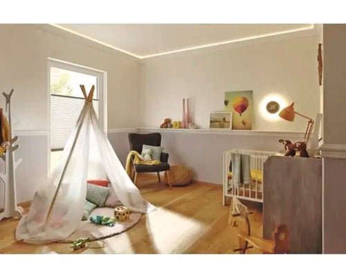 Helles Kinderzimmer mit Spielzelt, Kinderbett und Holzfußboden