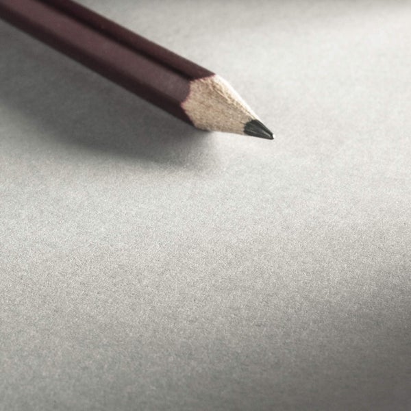 Spitzer dunkelbrauner Bleistift auf Papier zum Markieren und Anzeichnen.