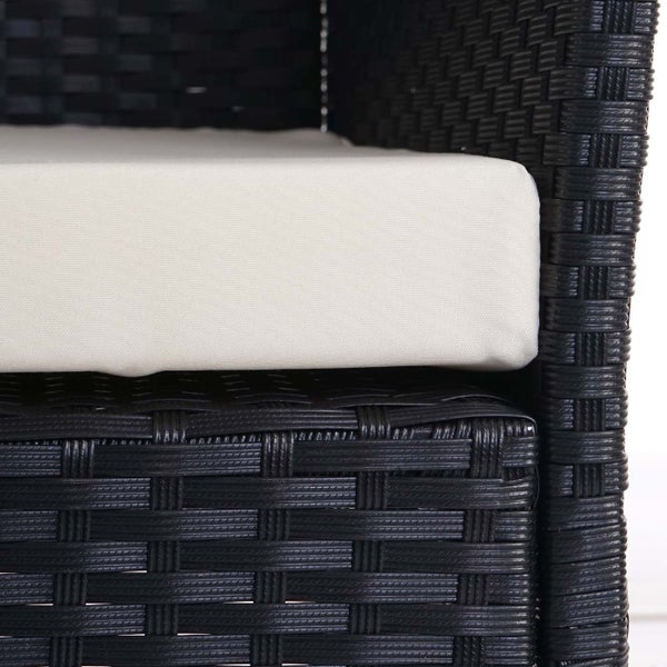 Detailansicht eines schwarzen Rattansessels mit Sitzkissen