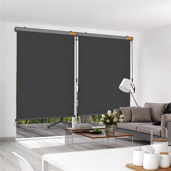 Zwei graue Rollos in einem Wohnzimmer mit Couch und Tisch