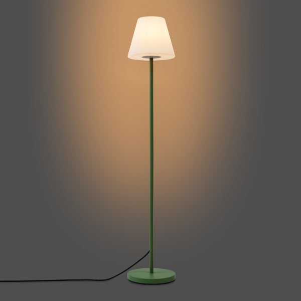 Stehleuchte mit grünem Metallgestell und weißem Kunststoffschirm, eingeschaltet mit warmweißem Licht.