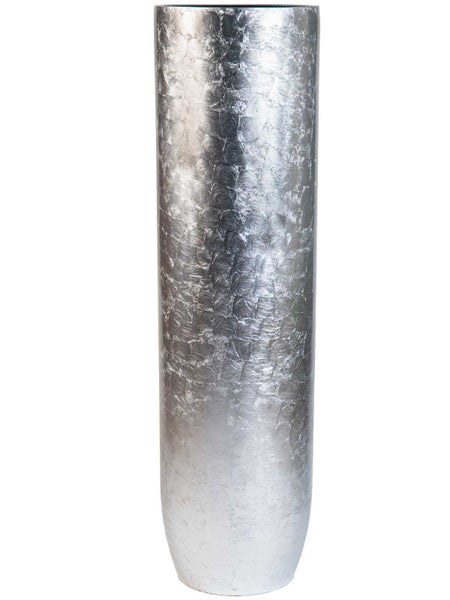 Hohe zylindrische Bodenvase mit strukturierter silberner Oberfläche.
