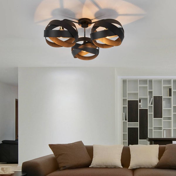 Deckenleuchte mit drei Lampen im Wohnzimmer